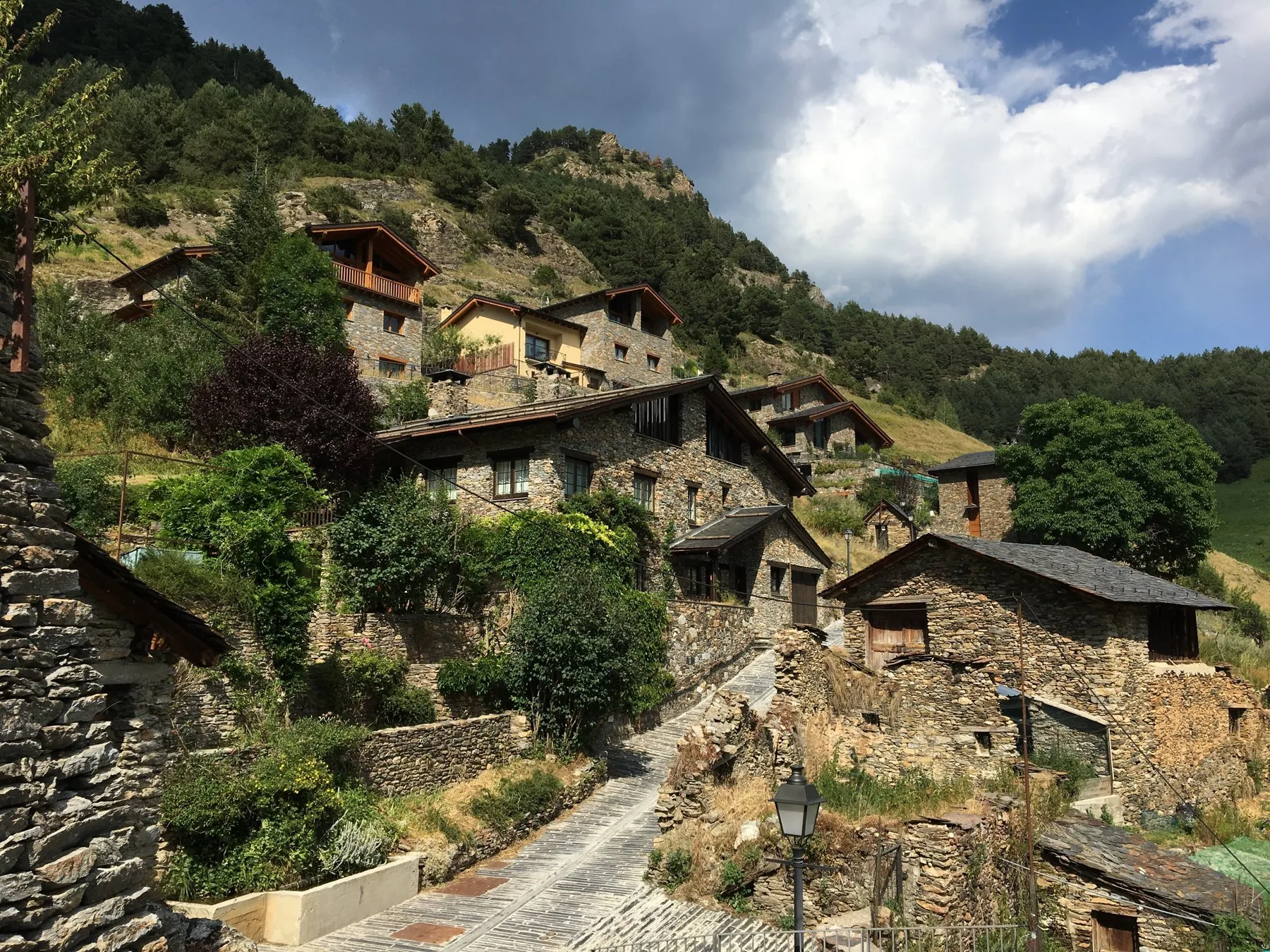 Maisons de pierre baignées de soleil dans le village de Pal, en Andorre