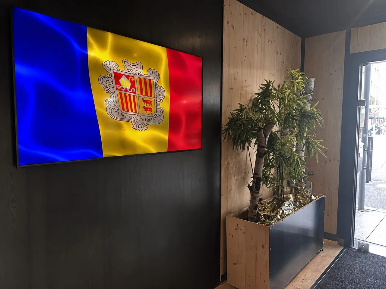 L’entrée du cabinet Epona avec le drapeau andorran L’entrée du cabinet Epona avec le drapeau andorran