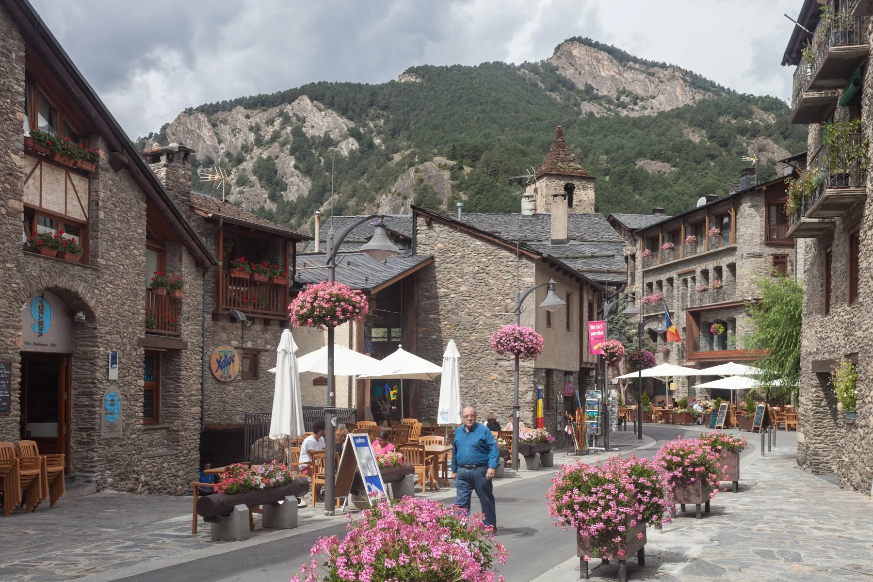 Terrasse fleurie et ruelle en pierre dans le village d’Ordino Terrasse fleurie et ruelle en pierre dans le village d’Ordino