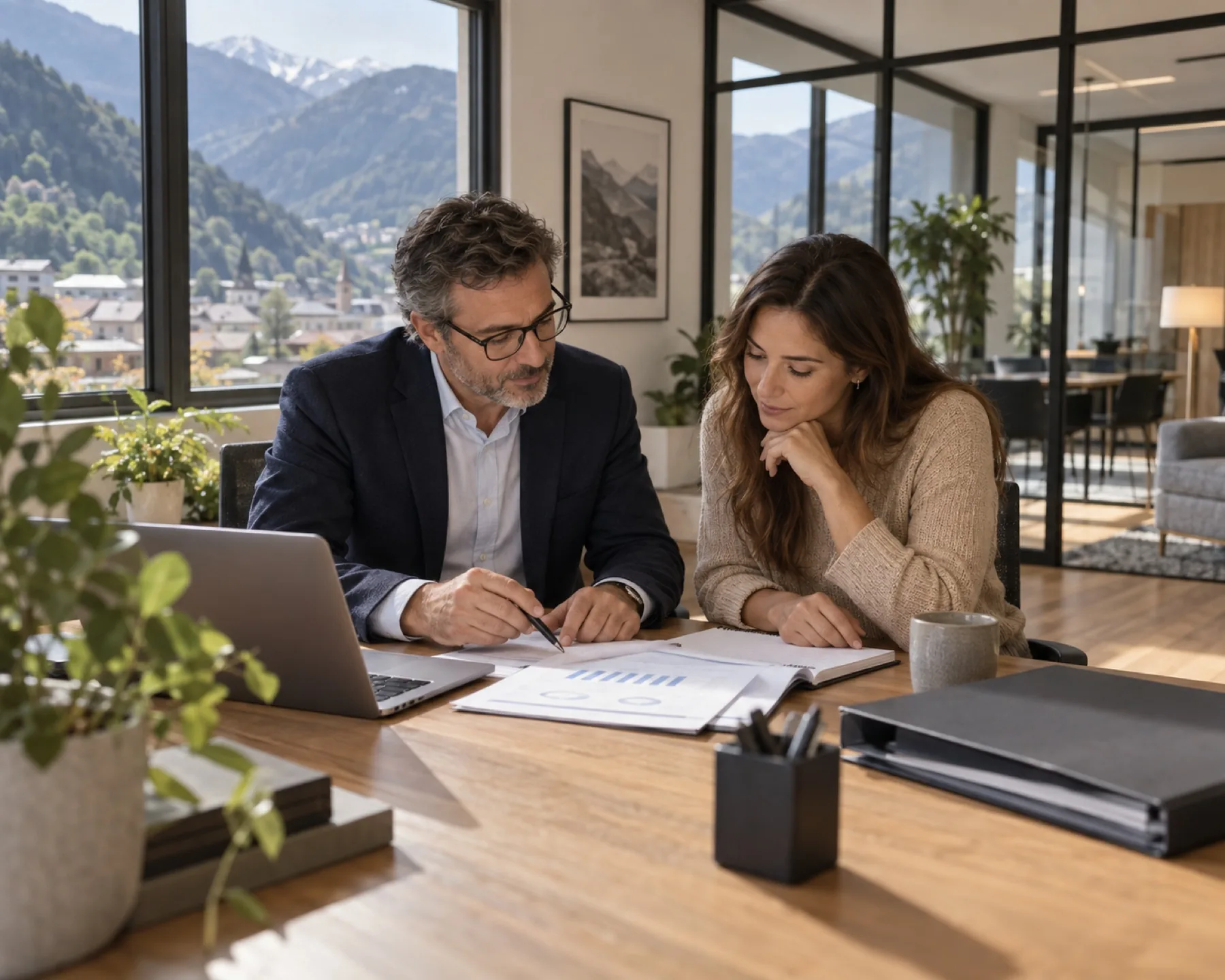 Un entrepreneur examine ses chiffres avec son conseiller comptable en Andorre
