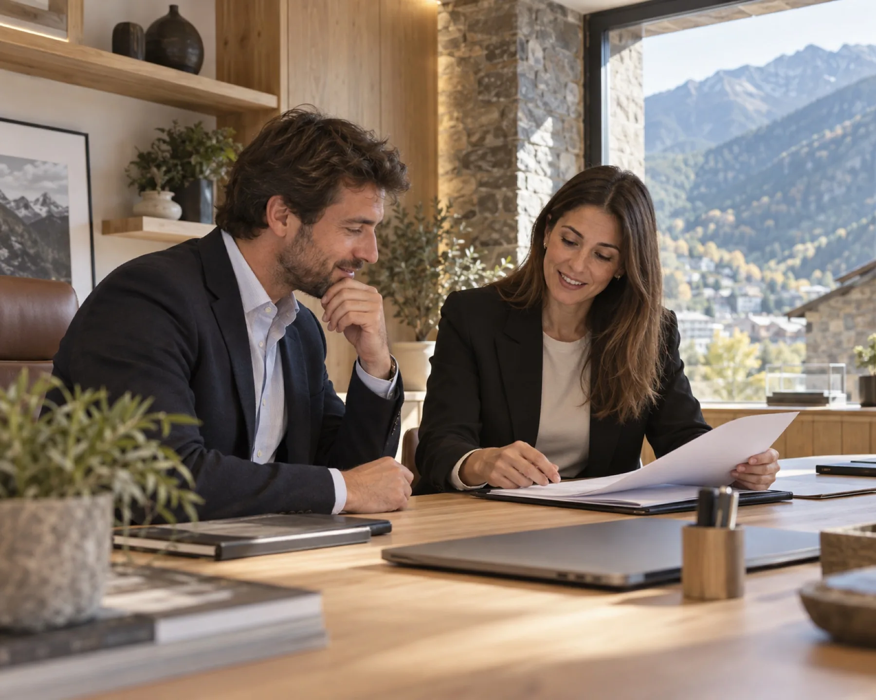 Un entrepreneur prépare la création de sa société avec une conseillère en Andorre